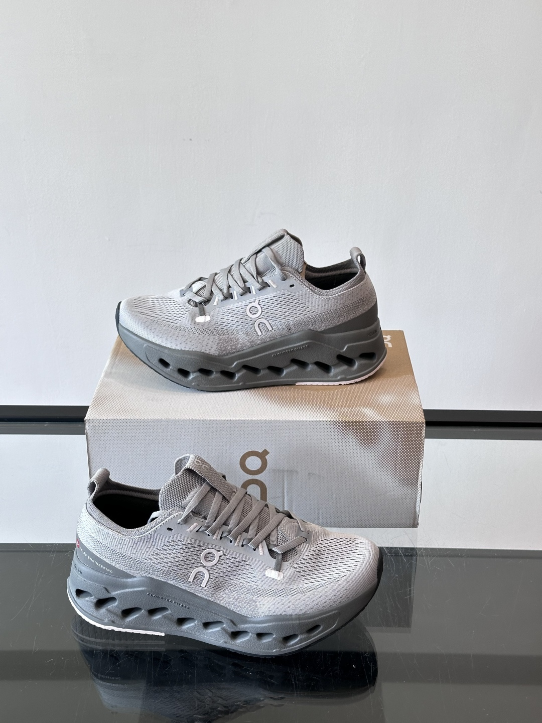 On Cloudsurfer Max跑鞋On Cloudsurfer Max是瑞士品牌On的长距离训练跑