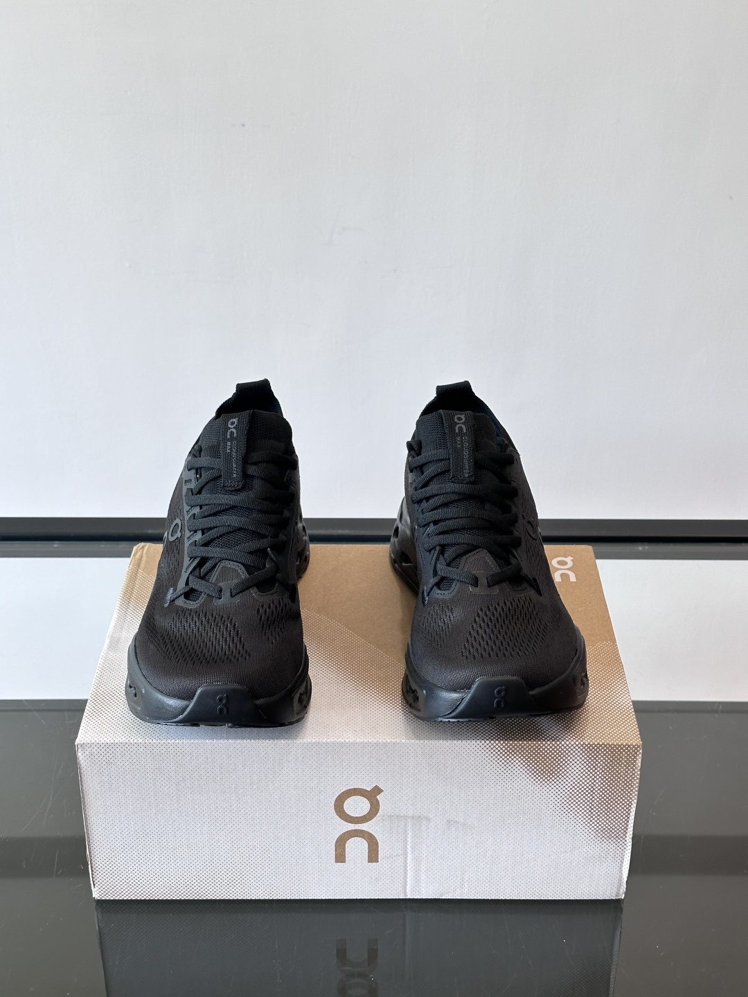 On Cloudsurfer Max跑鞋On Cloudsurfer Max是瑞士品牌On的长距离训练跑