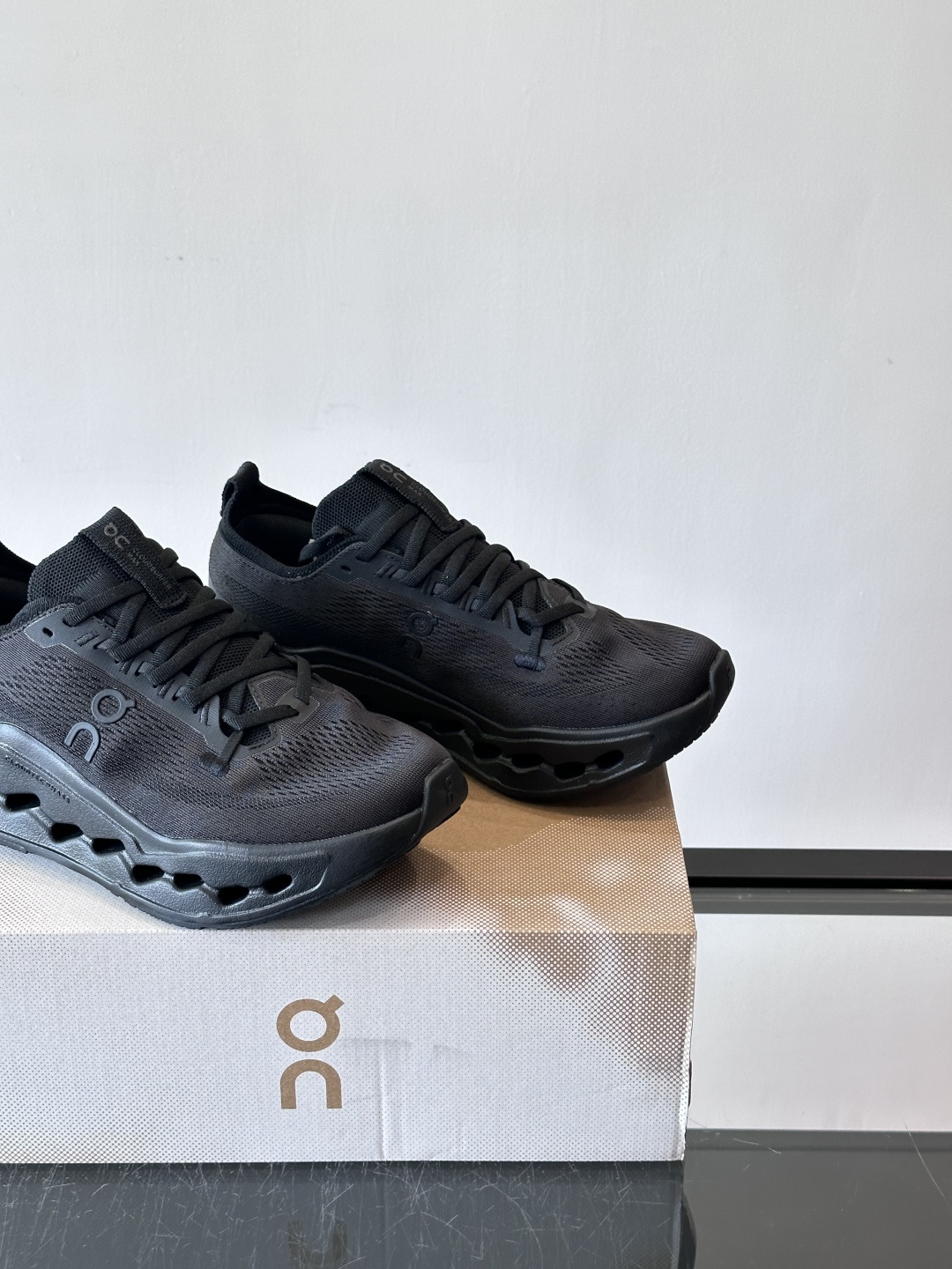 On Cloudsurfer Max跑鞋On Cloudsurfer Max是瑞士品牌On的长距离训练跑