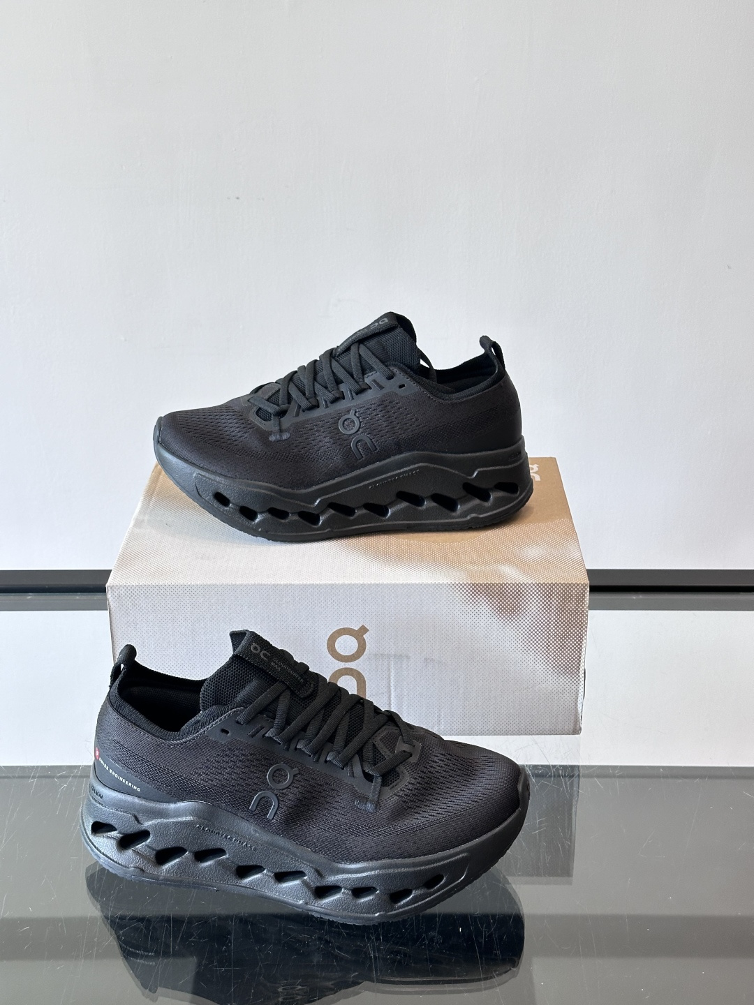 On Cloudsurfer Max跑鞋On Cloudsurfer Max是瑞士品牌On的长距离训练跑