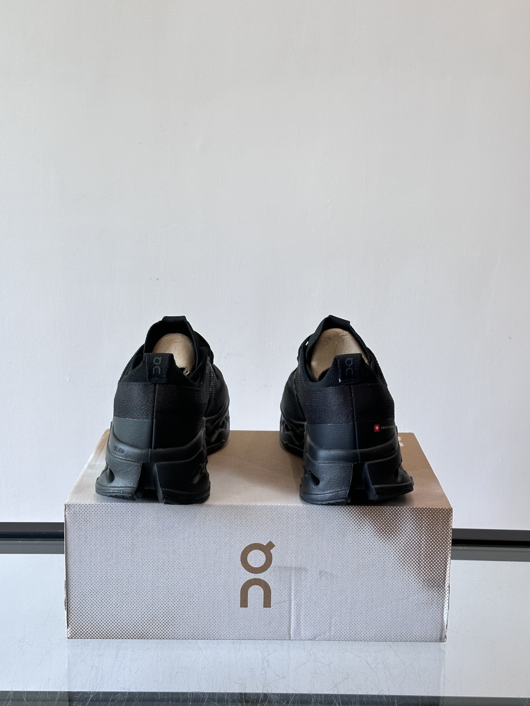 On Cloudsurfer Max跑鞋On Cloudsurfer Max是瑞士品牌On的长距离训练跑