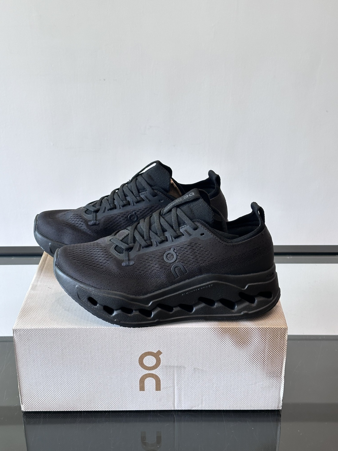 On Cloudsurfer Max跑鞋On Cloudsurfer Max是瑞士品牌On的长距离训练跑