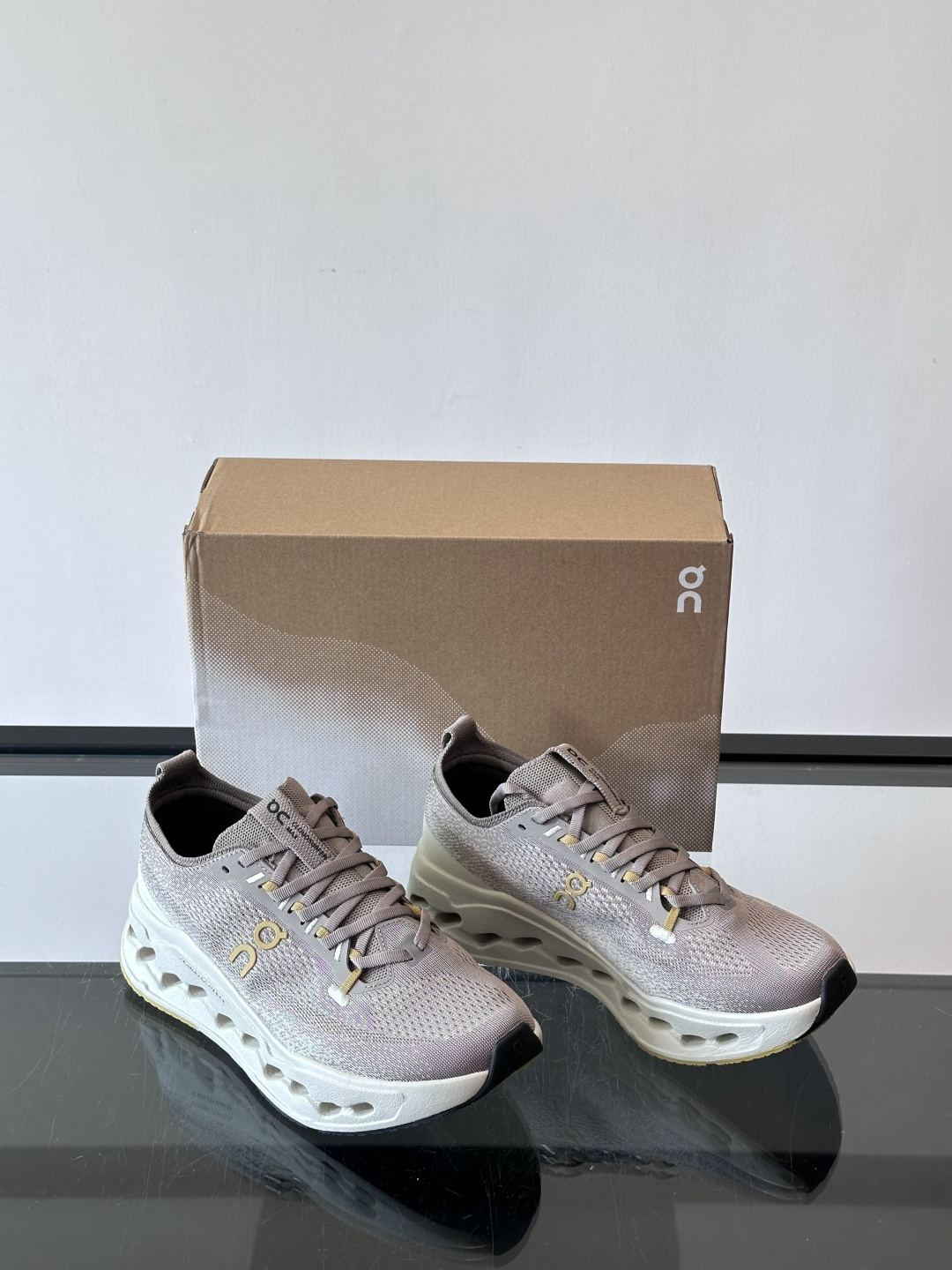 On Cloudsurfer Max跑鞋On Cloudsurfer Max是瑞士品牌On的长距离训练跑