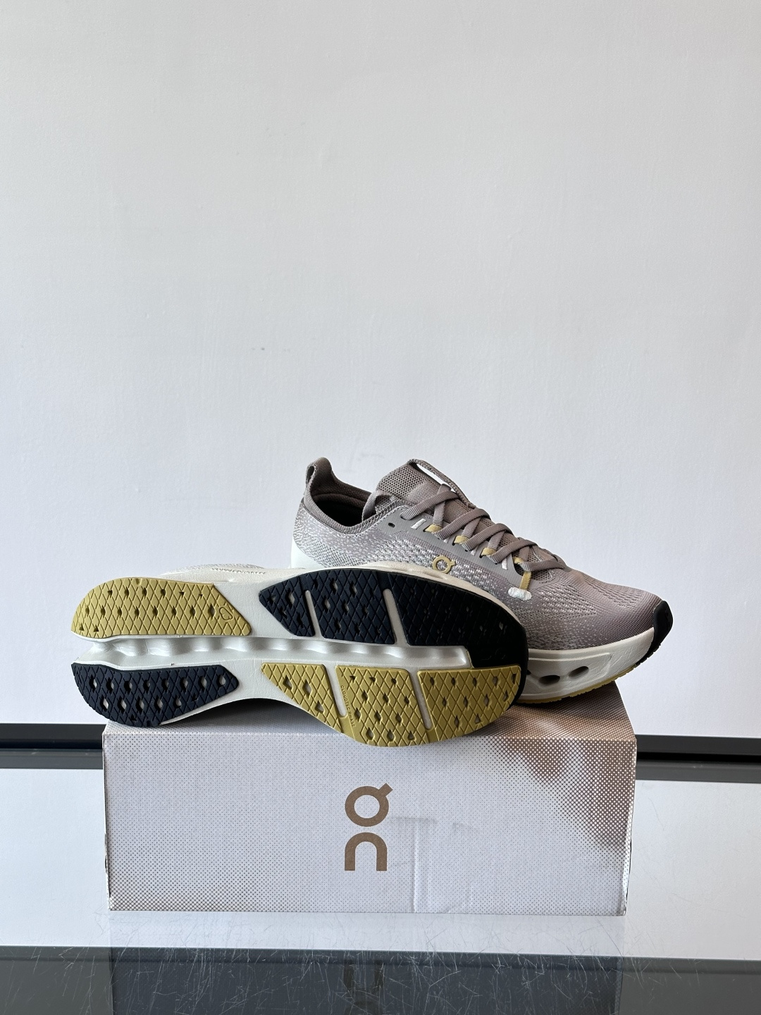 On Cloudsurfer Max跑鞋On Cloudsurfer Max是瑞士品牌On的长距离训练跑