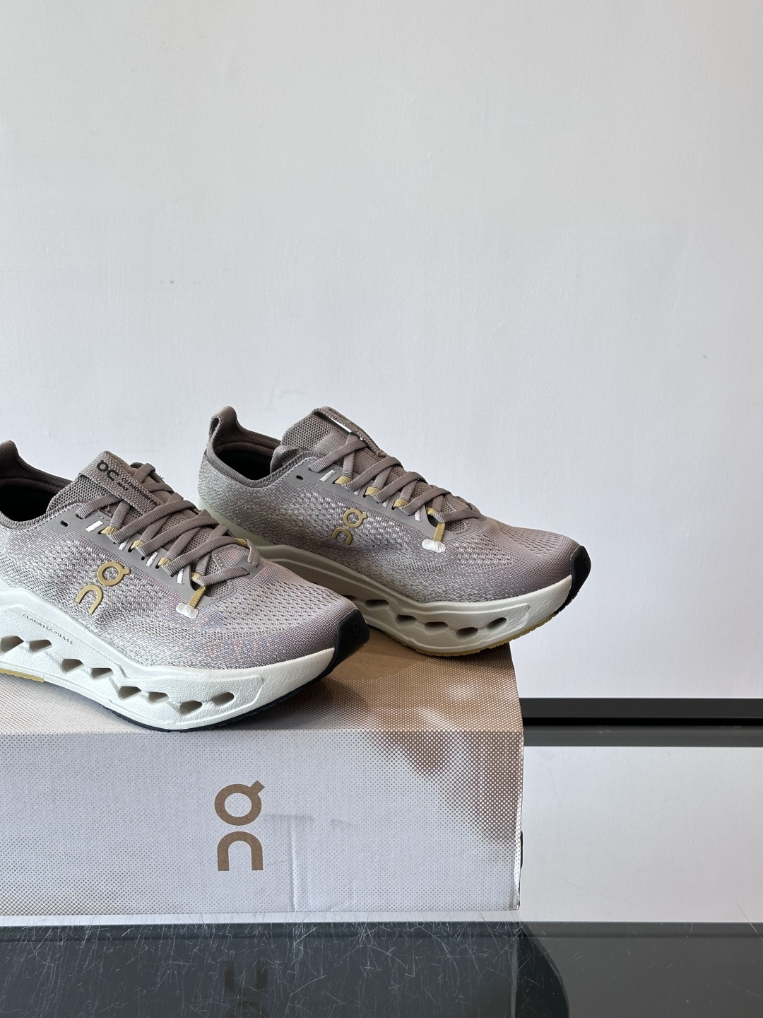 On Cloudsurfer Max跑鞋On Cloudsurfer Max是瑞士品牌On的长距离训练跑