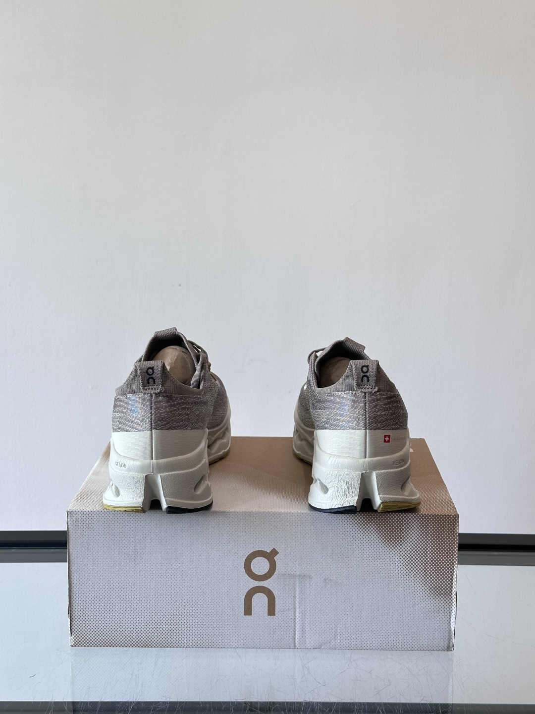 On Cloudsurfer Max跑鞋On Cloudsurfer Max是瑞士品牌On的长距离训练跑