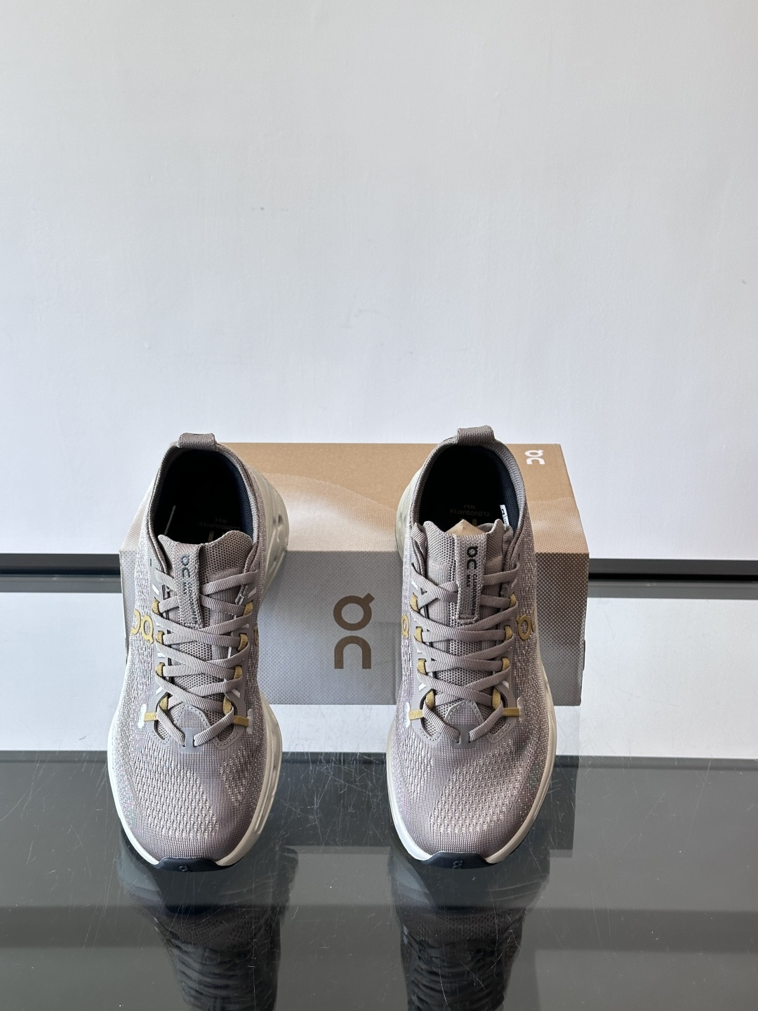 On Cloudsurfer Max跑鞋On Cloudsurfer Max是瑞士品牌On的长距离训练跑