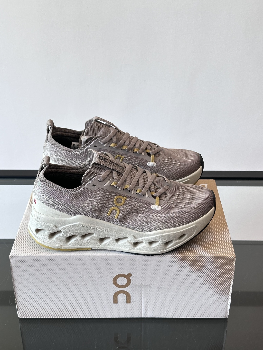 On Cloudsurfer Max跑鞋On Cloudsurfer Max是瑞士品牌On的长距离训练跑