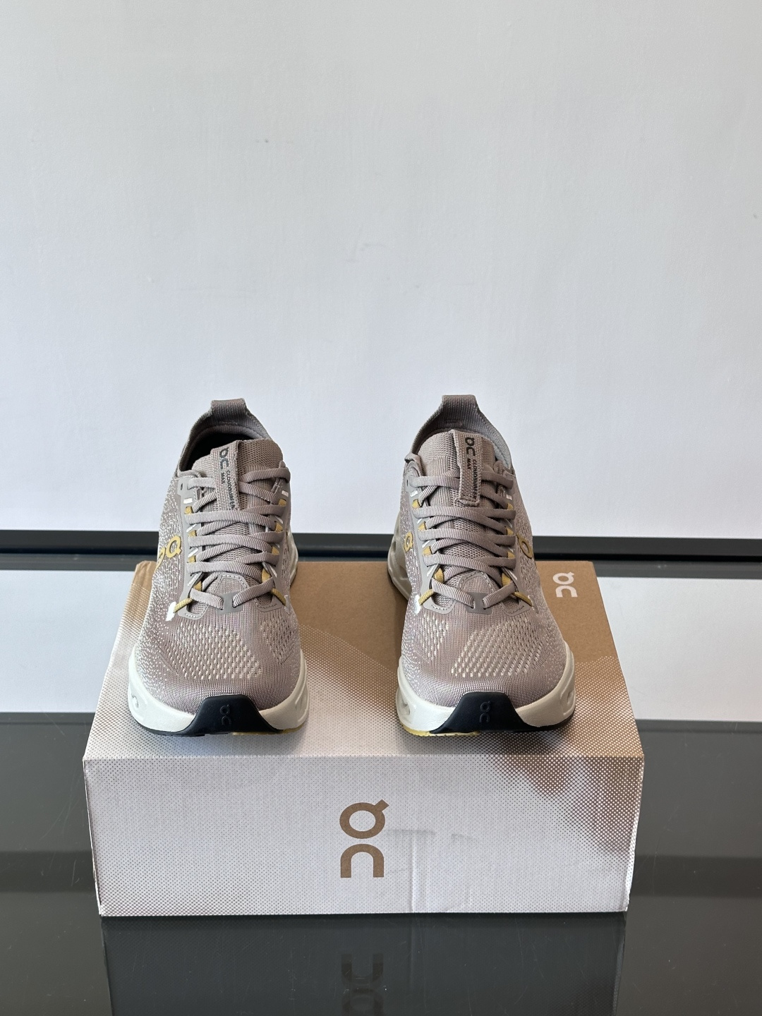 On Cloudsurfer Max跑鞋On Cloudsurfer Max是瑞士品牌On的长距离训练跑