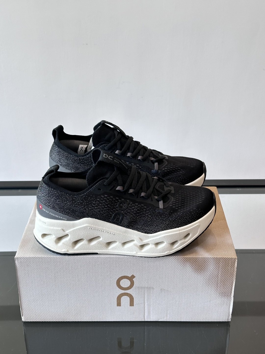 On Cloudsurfer Max跑鞋On Cloudsurfer Max是瑞士品牌On的长距离训练跑