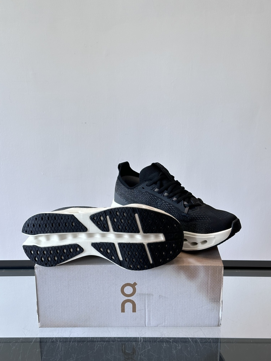 On Cloudsurfer Max跑鞋On Cloudsurfer Max是瑞士品牌On的长距离训练跑