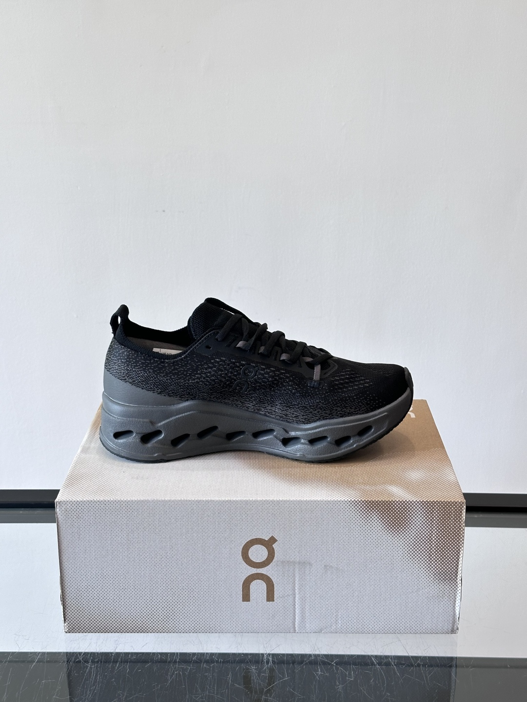 On Cloudsurfer Max跑鞋On Cloudsurfer Max是瑞士品牌On的长距离训练跑