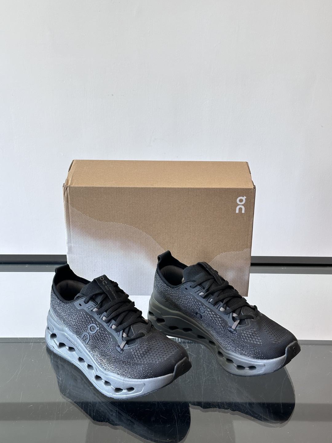 On Cloudsurfer Max跑鞋On Cloudsurfer Max是瑞士品牌On的长距离训练跑