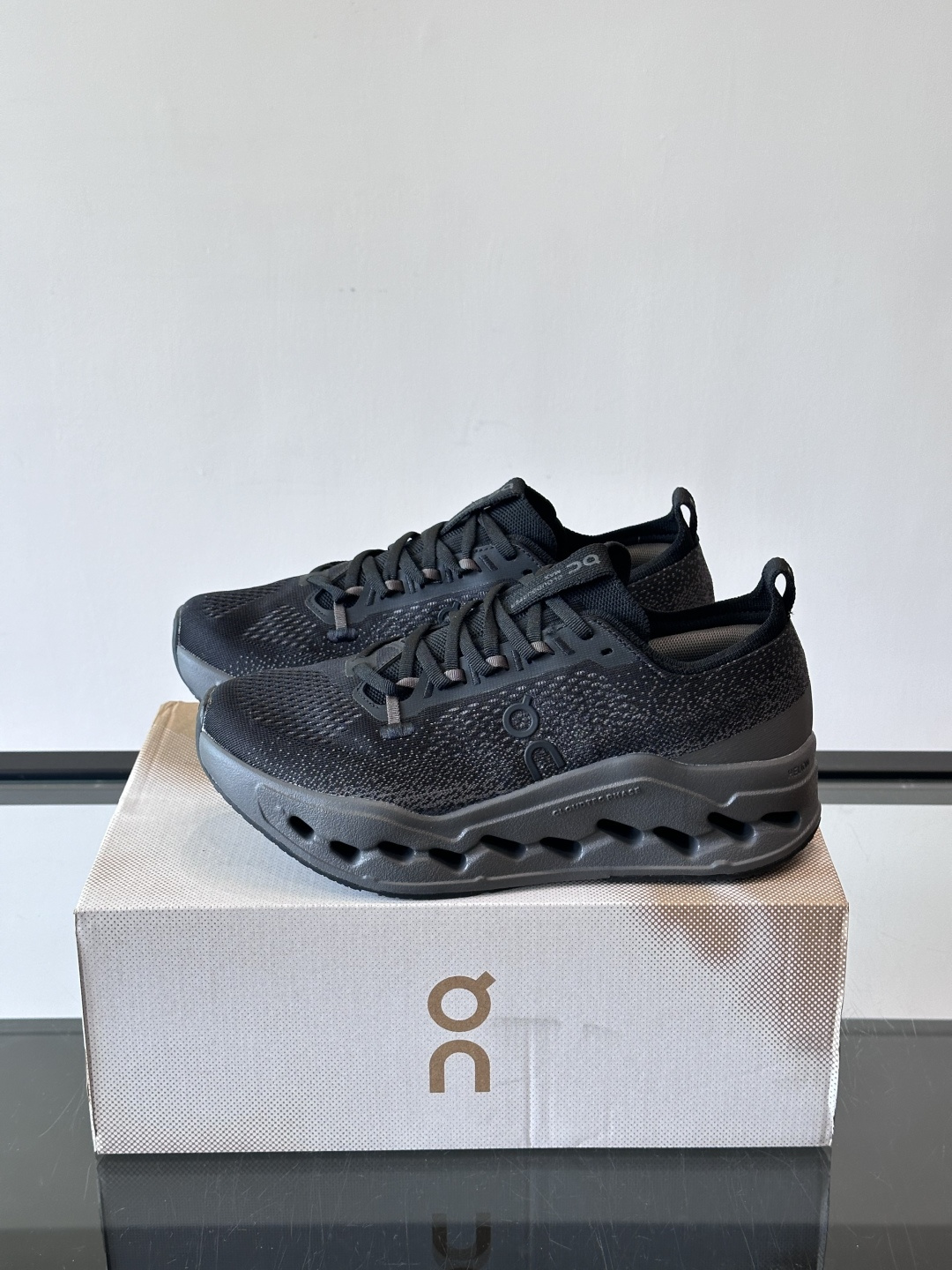 On Cloudsurfer Max跑鞋On Cloudsurfer Max是瑞士品牌On的长距离训练跑