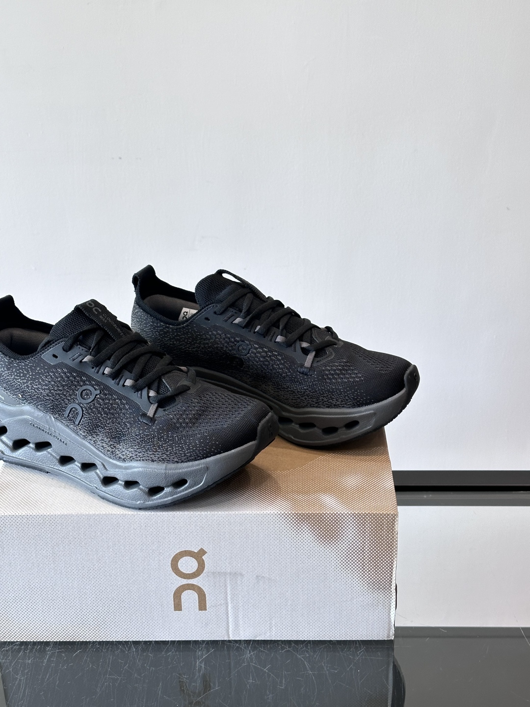 On Cloudsurfer Max跑鞋On Cloudsurfer Max是瑞士品牌On的长距离训练跑