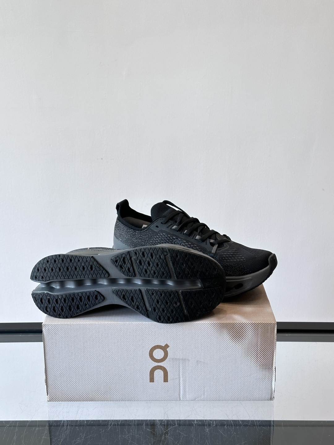 On Cloudsurfer Max跑鞋On Cloudsurfer Max是瑞士品牌On的长距离训练跑