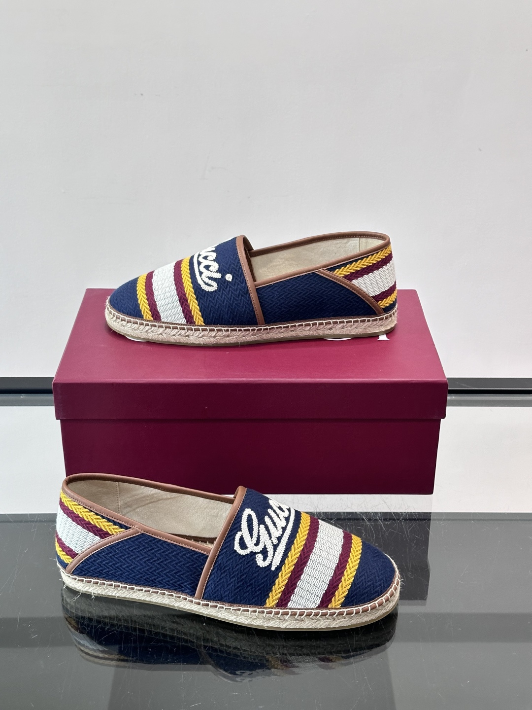 Gucci草编渔夫鞋，帆布鞋面+白色双G刺绣，搭配黄紫白三条纹，夏日氛围感拉满。鞋底是草编设计，轻便透气