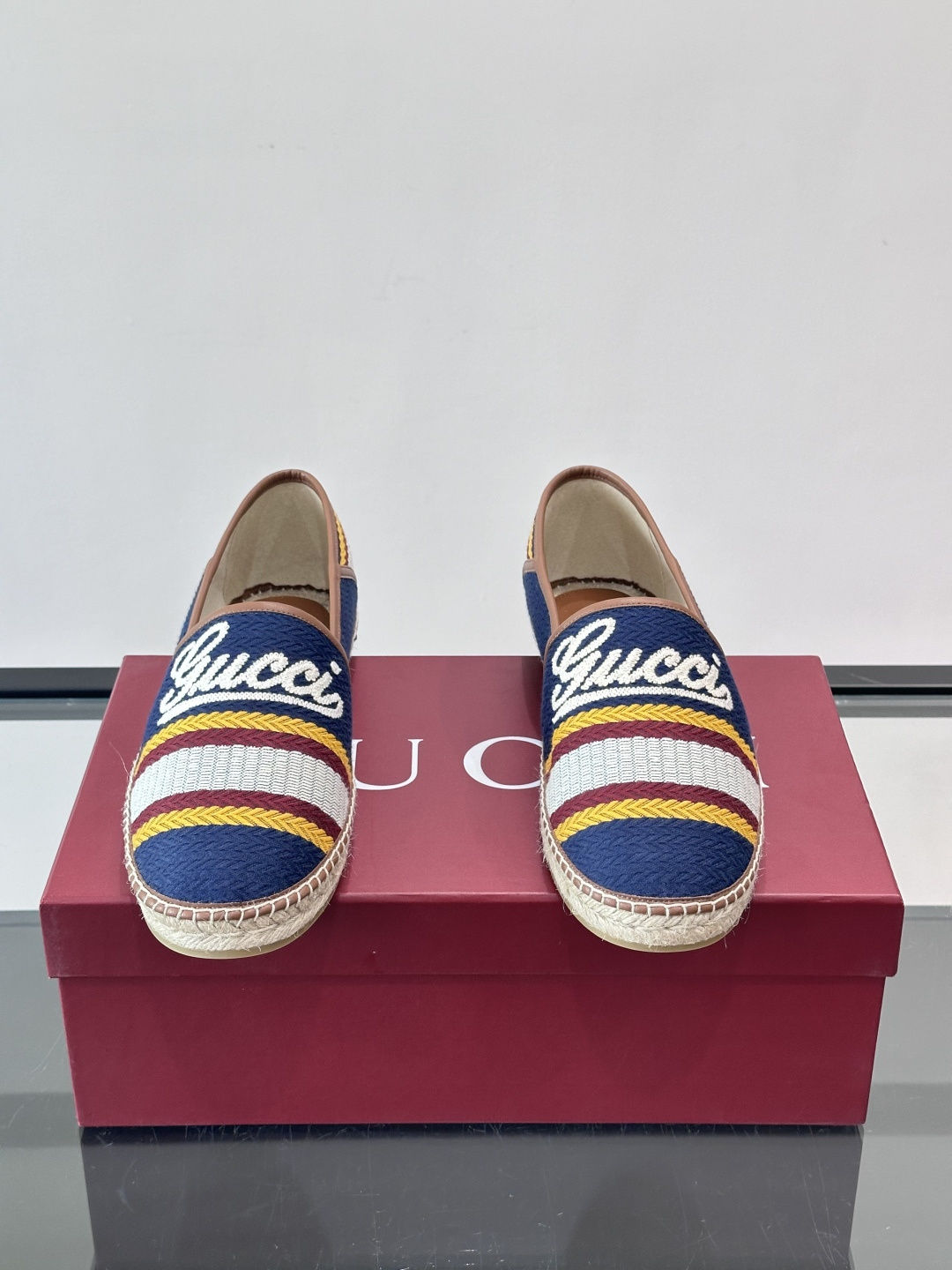 Gucci草编渔夫鞋，帆布鞋面+白色双G刺绣，搭配黄紫白三条纹，夏日氛围感拉满。鞋底是草编设计，轻便透气
