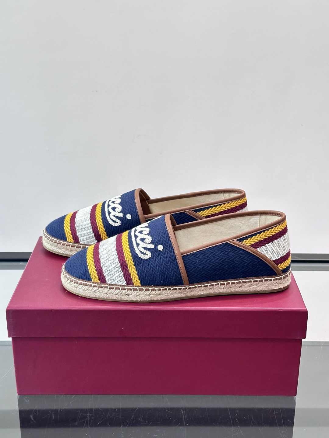 Gucci草编渔夫鞋，帆布鞋面+白色双G刺绣，搭配黄紫白三条纹，夏日氛围感拉满。鞋底是草编设计，轻便透气