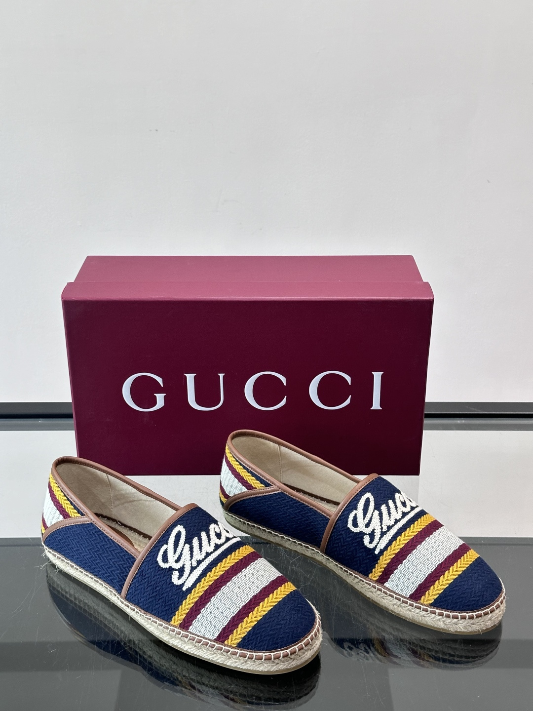 Gucci草编渔夫鞋，帆布鞋面+白色双G刺绣，搭配黄紫白三条纹，夏日氛围感拉满。鞋底是草编设计，轻便透气