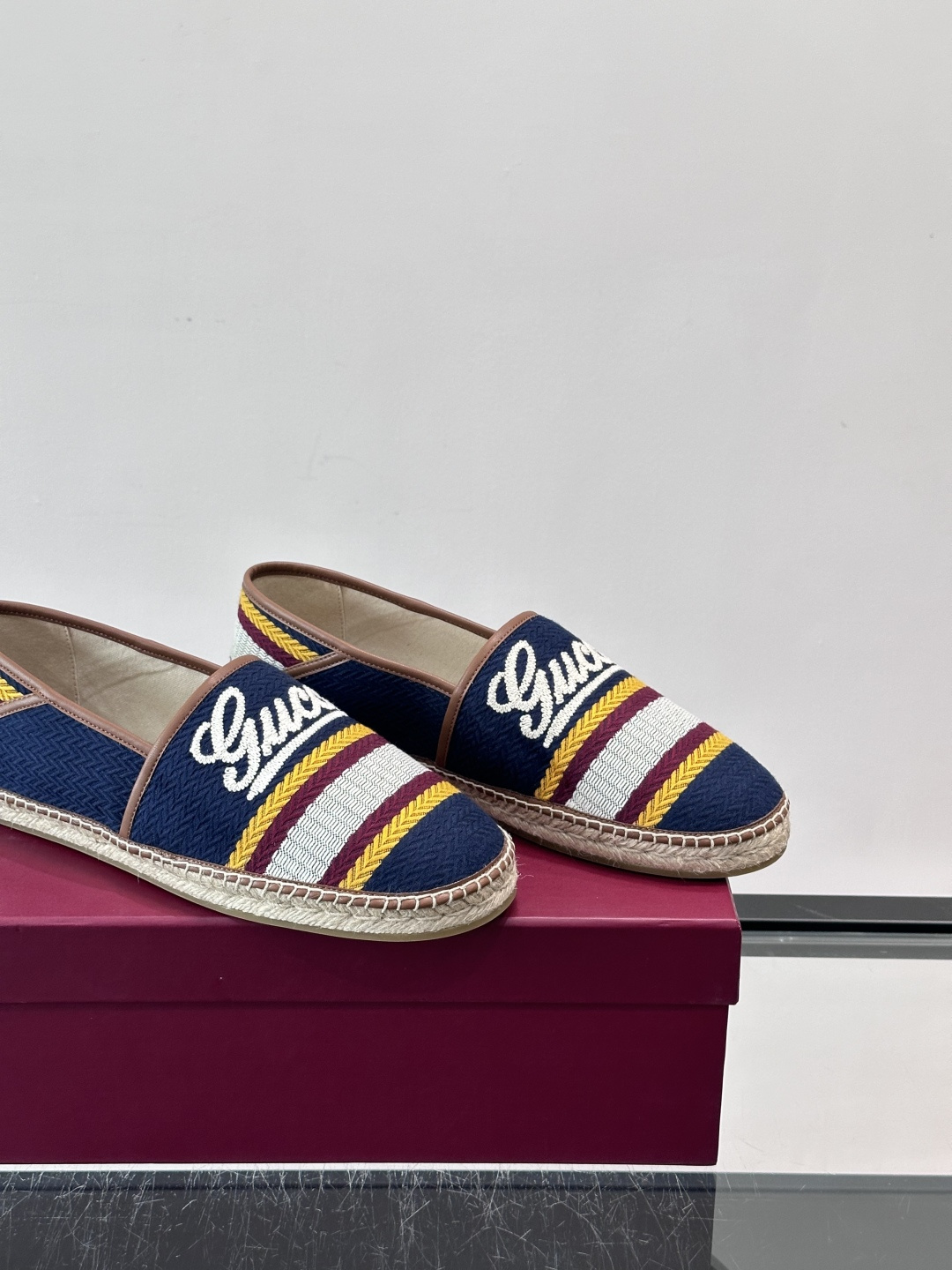 Gucci草编渔夫鞋，帆布鞋面+白色双G刺绣，搭配黄紫白三条纹，夏日氛围感拉满。鞋底是草编设计，轻便透气