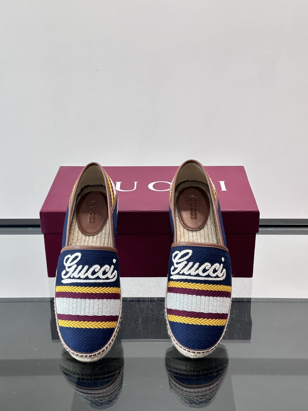Gucci草编渔夫鞋，帆布鞋面+白色双G刺绣，搭配黄紫白三条纹，夏日氛围感拉满。鞋底是草编设计，轻便透气