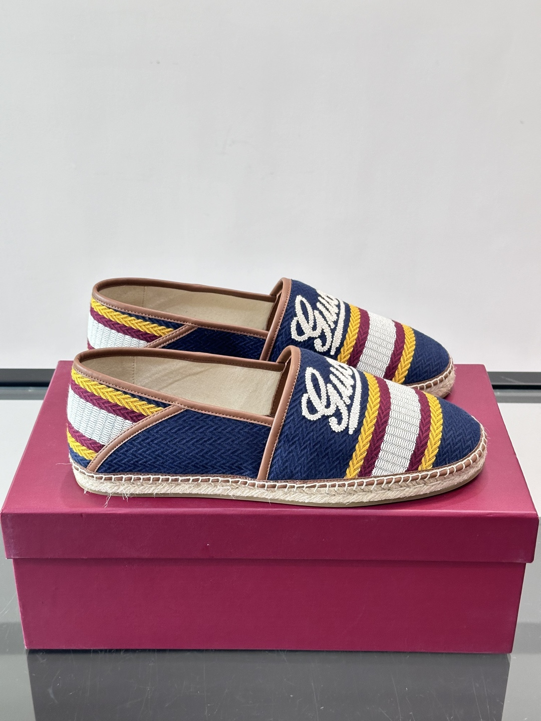 Gucci草编渔夫鞋，帆布鞋面+白色双G刺绣，搭配黄紫白三条纹，夏日氛围感拉满。鞋底是草编设计，轻便透气