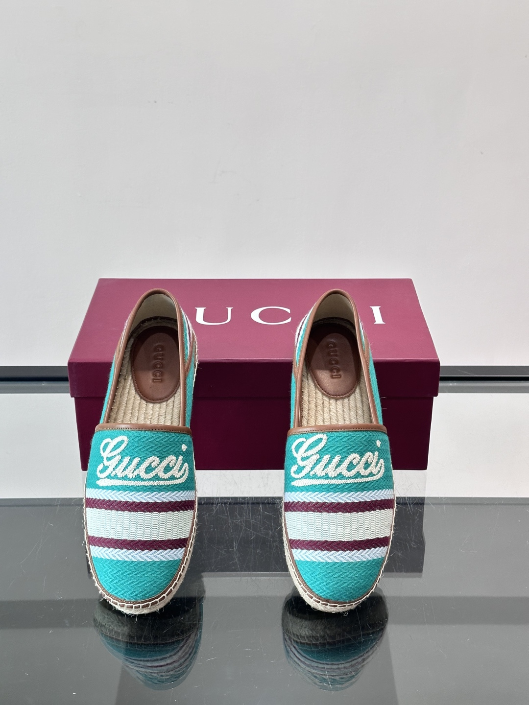 Gucci草编渔夫鞋，帆布鞋面+白色双G刺绣，搭配黄紫白三条纹，夏日氛围感拉满。鞋底是草编设计，轻便透气