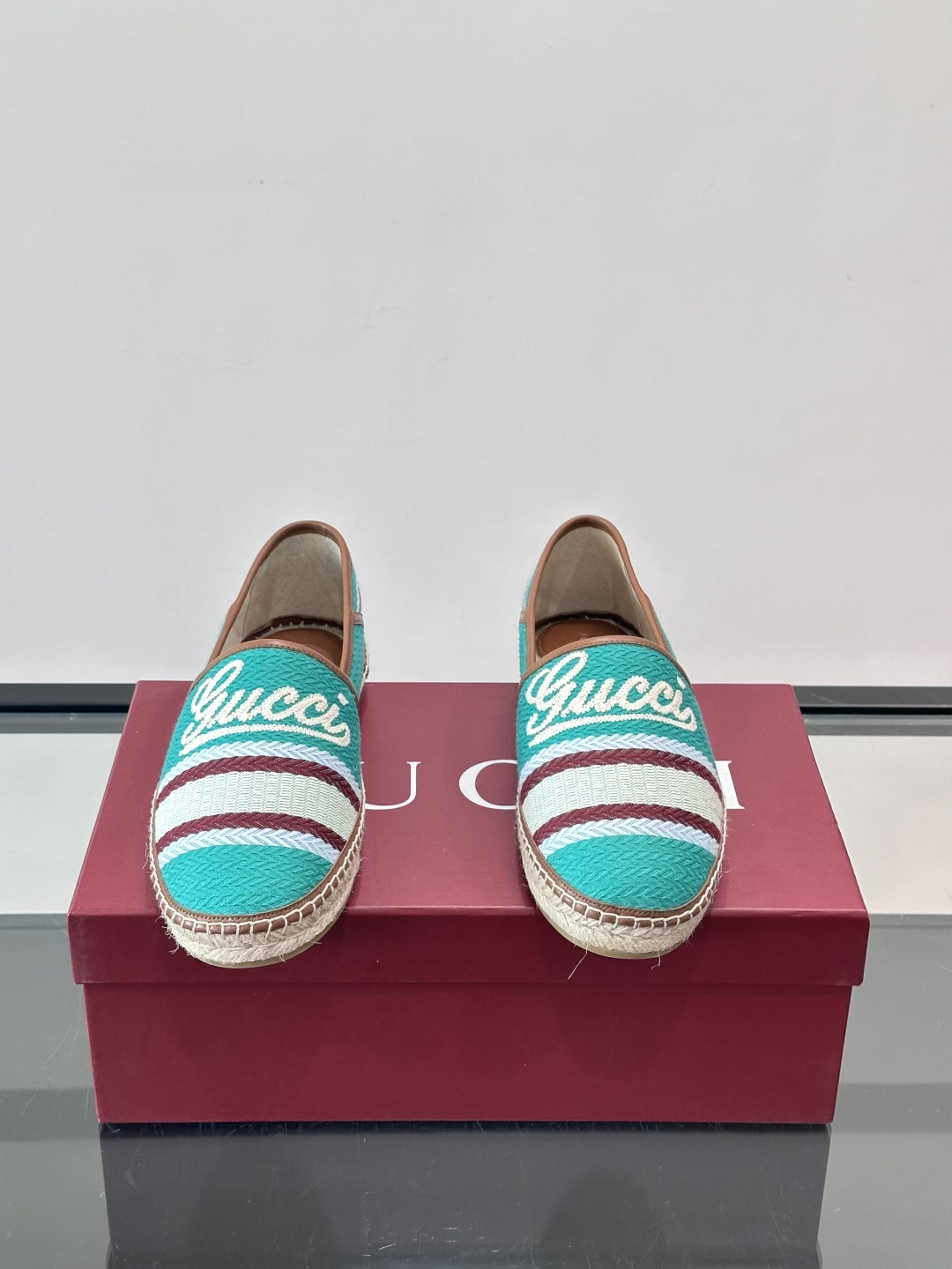 Gucci草编渔夫鞋，帆布鞋面+白色双G刺绣，搭配黄紫白三条纹，夏日氛围感拉满。鞋底是草编设计，轻便透气