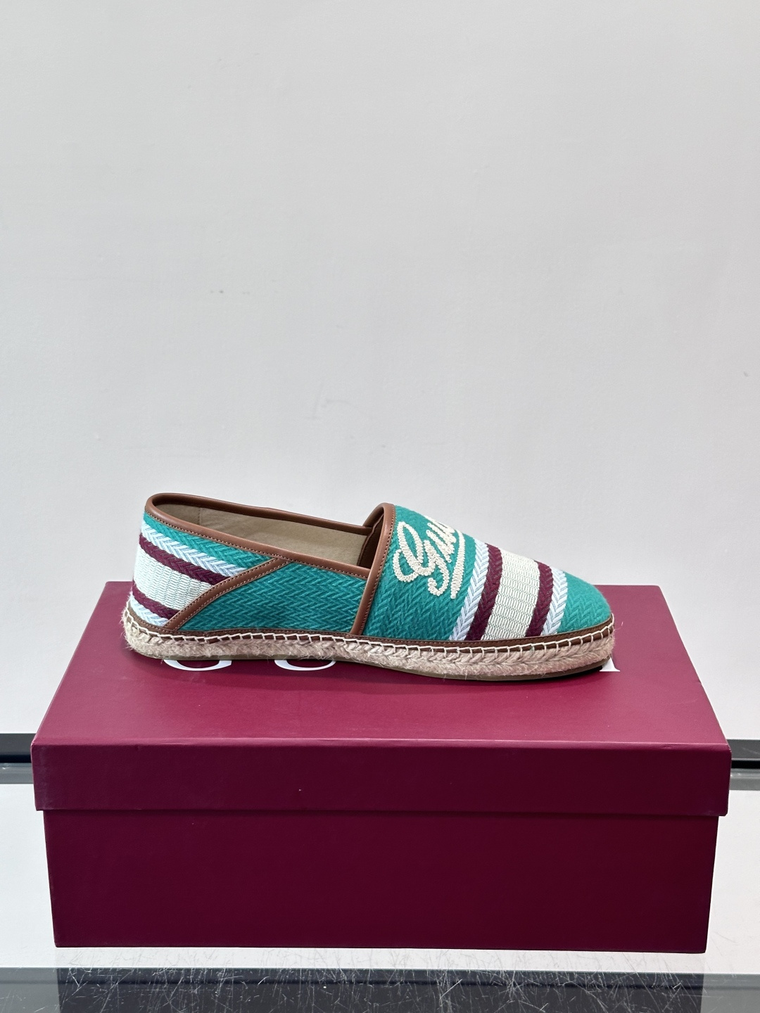 Gucci草编渔夫鞋，帆布鞋面+白色双G刺绣，搭配黄紫白三条纹，夏日氛围感拉满。鞋底是草编设计，轻便透气