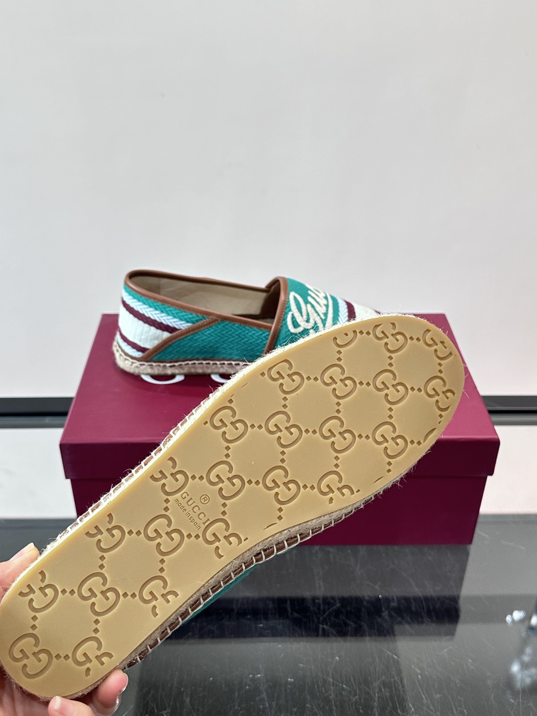 Gucci草编渔夫鞋，帆布鞋面+白色双G刺绣，搭配黄紫白三条纹，夏日氛围感拉满。鞋底是草编设计，轻便透气
