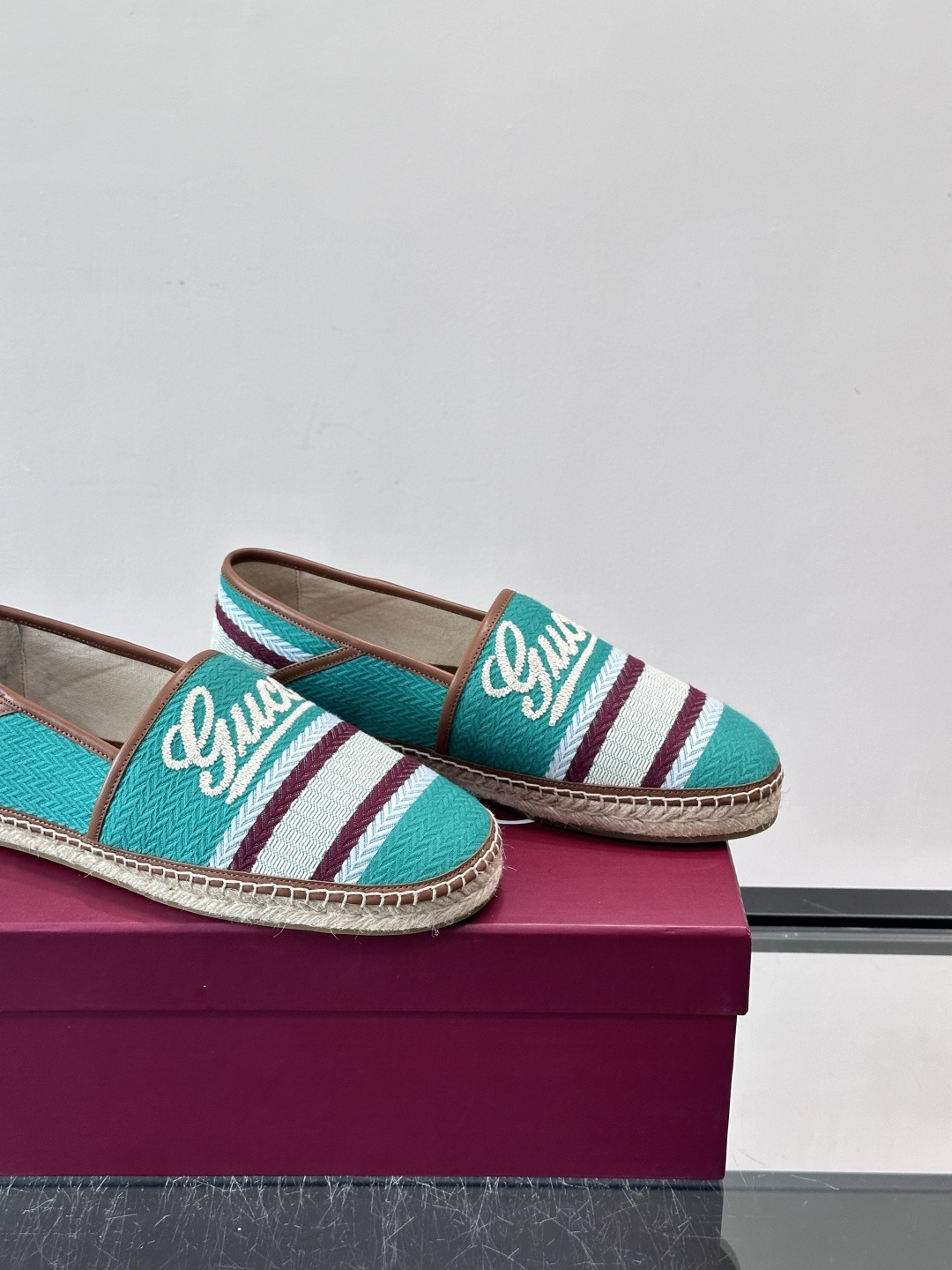 Gucci草编渔夫鞋，帆布鞋面+白色双G刺绣，搭配黄紫白三条纹，夏日氛围感拉满。鞋底是草编设计，轻便透气