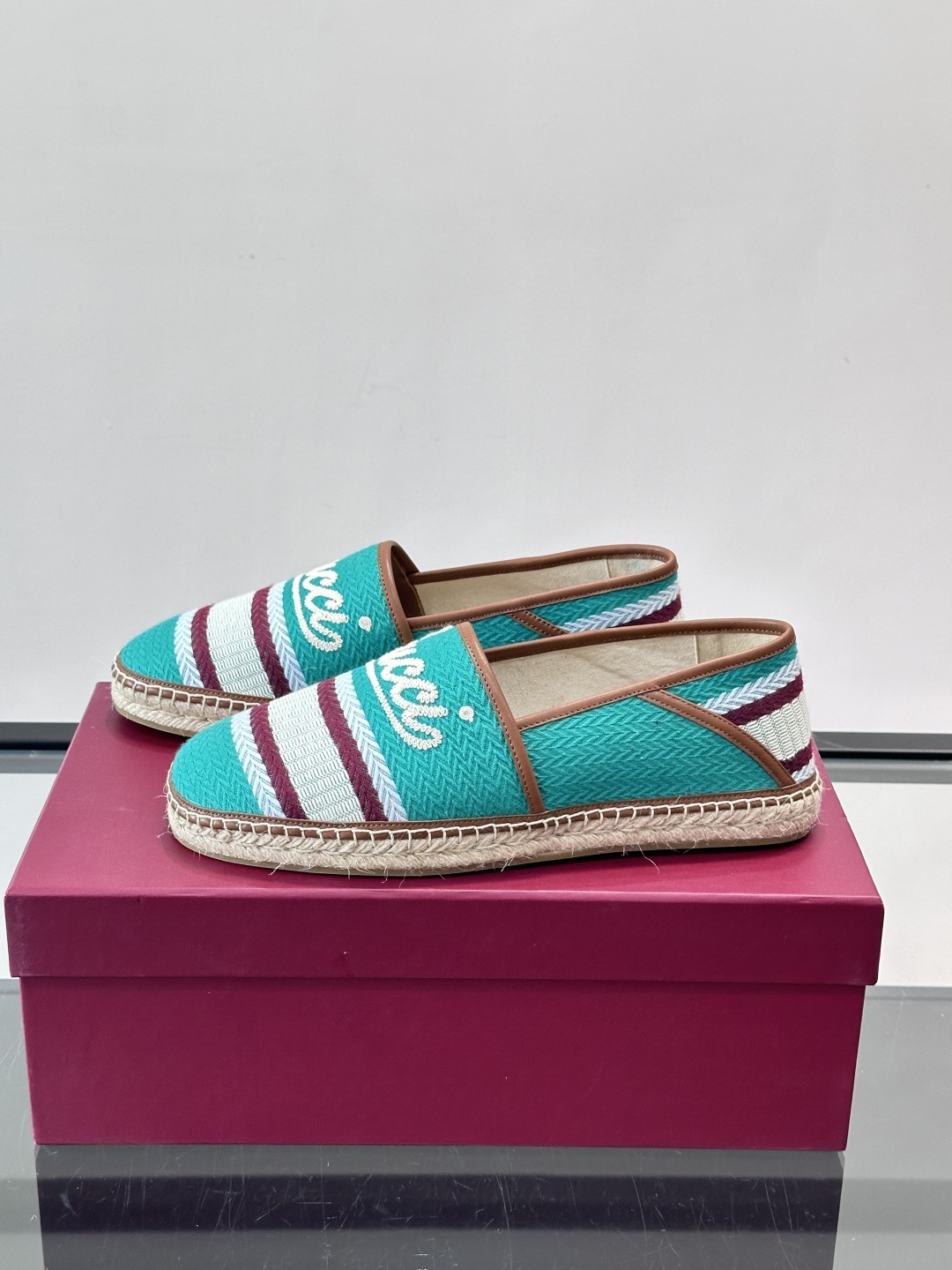 Gucci草编渔夫鞋，帆布鞋面+白色双G刺绣，搭配黄紫白三条纹，夏日氛围感拉满。鞋底是草编设计，轻便透气