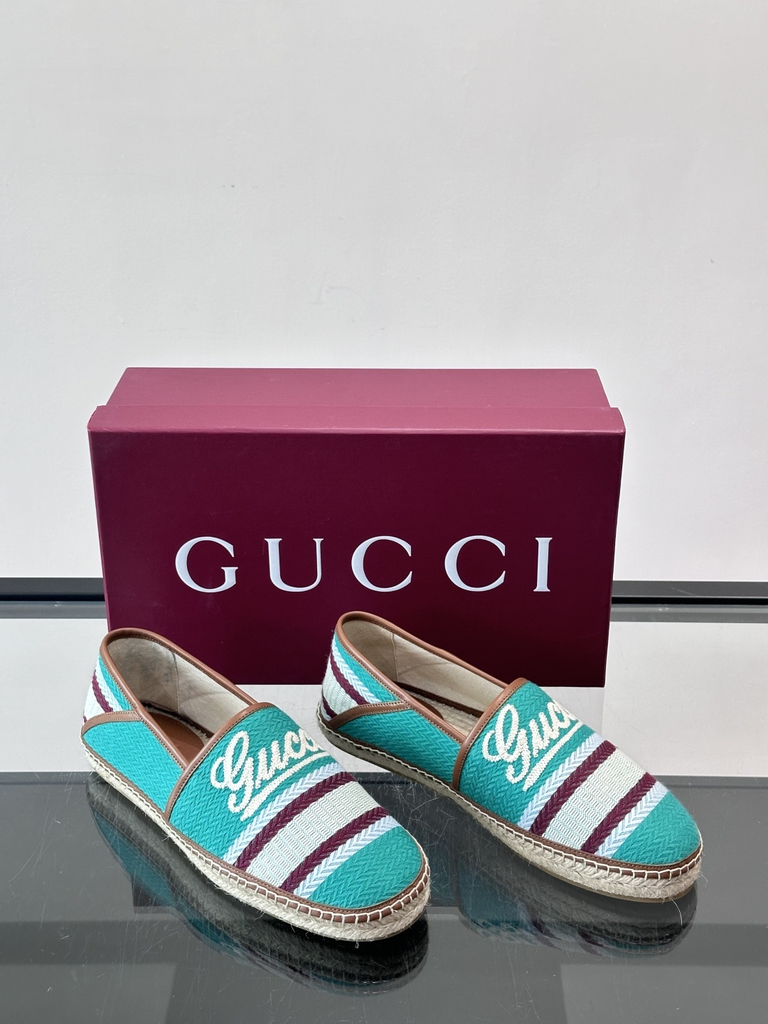 Gucci草编渔夫鞋，帆布鞋面+白色双G刺绣，搭配黄紫白三条纹，夏日氛围感拉满。鞋底是草编设计，轻便透气