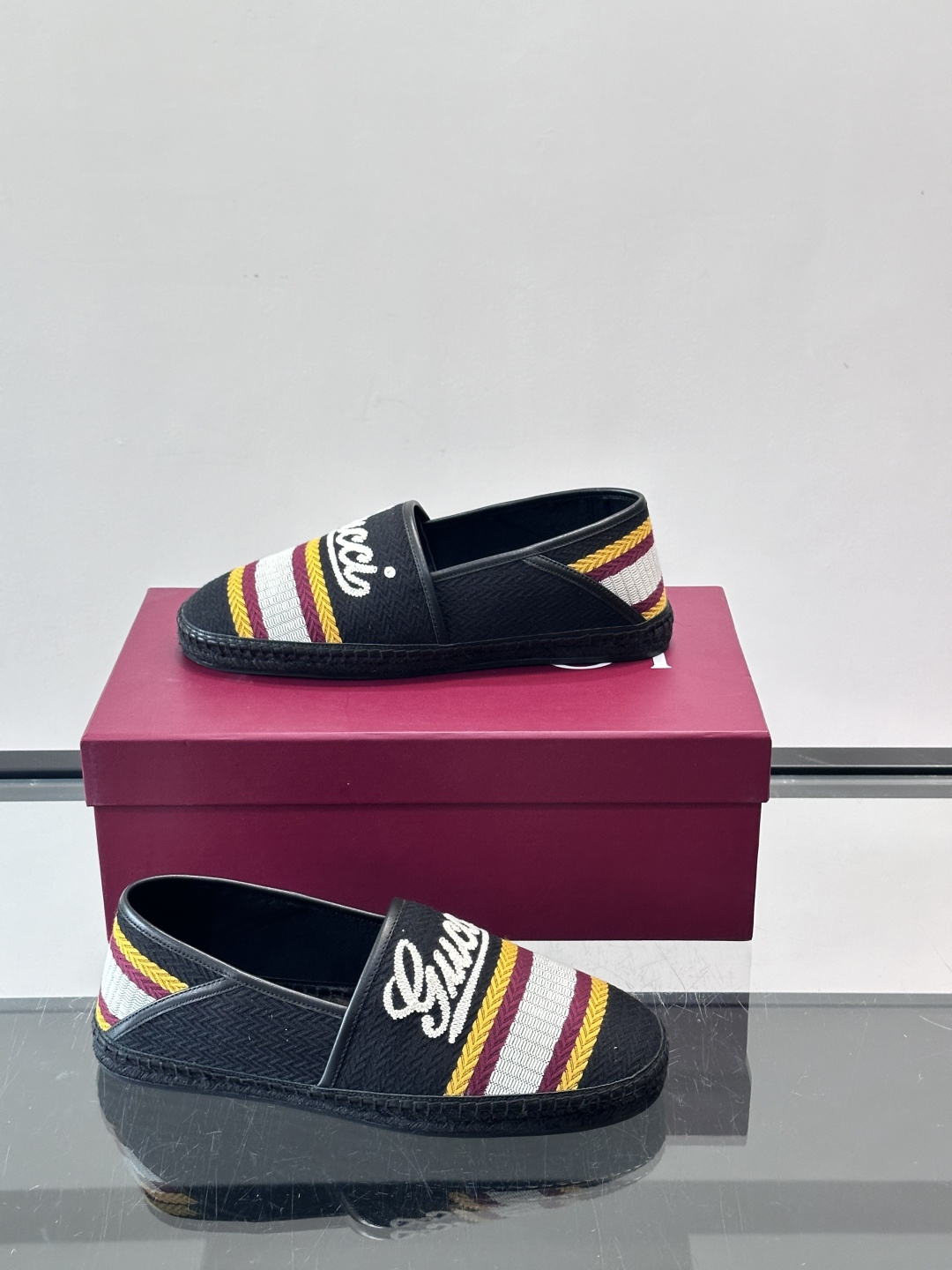 Gucci草编渔夫鞋，帆布鞋面+白色双G刺绣，搭配黄紫白三条纹，夏日氛围感拉满。鞋底是草编设计，轻便透气