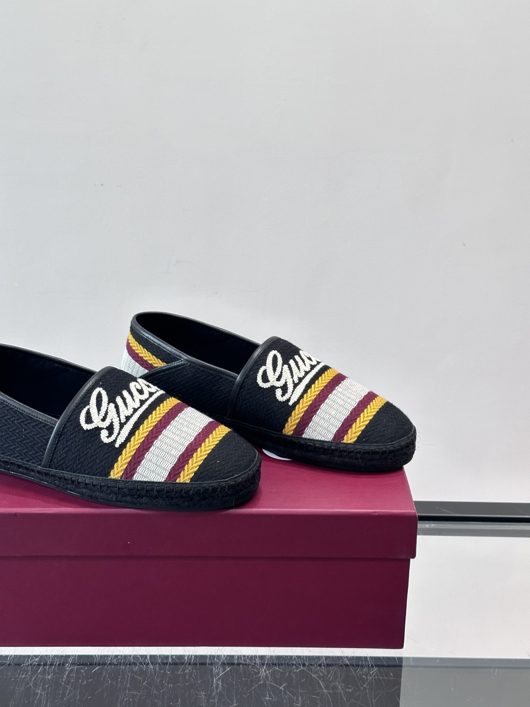 Gucci草编渔夫鞋，帆布鞋面+白色双G刺绣，搭配黄紫白三条纹，夏日氛围感拉满。鞋底是草编设计，轻便透气