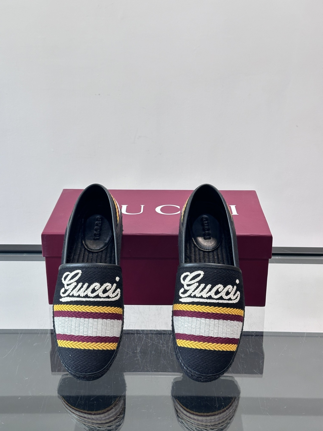 Gucci草编渔夫鞋，帆布鞋面+白色双G刺绣，搭配黄紫白三条纹，夏日氛围感拉满。鞋底是草编设计，轻便透气