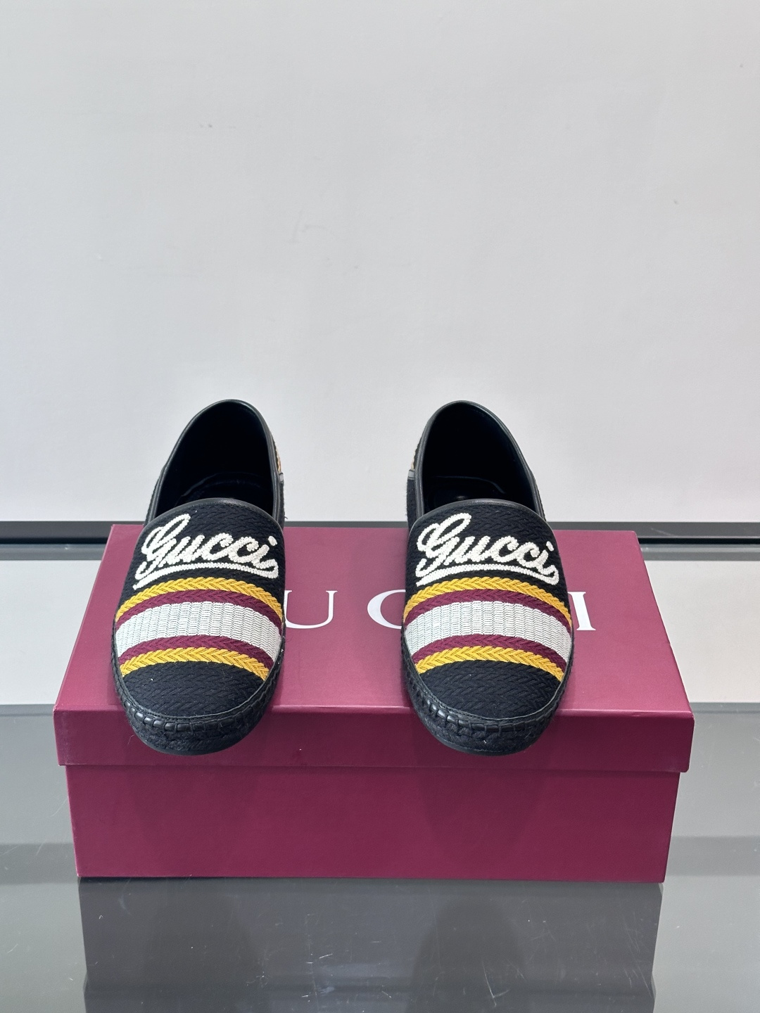 Gucci草编渔夫鞋，帆布鞋面+白色双G刺绣，搭配黄紫白三条纹，夏日氛围感拉满。鞋底是草编设计，轻便透气
