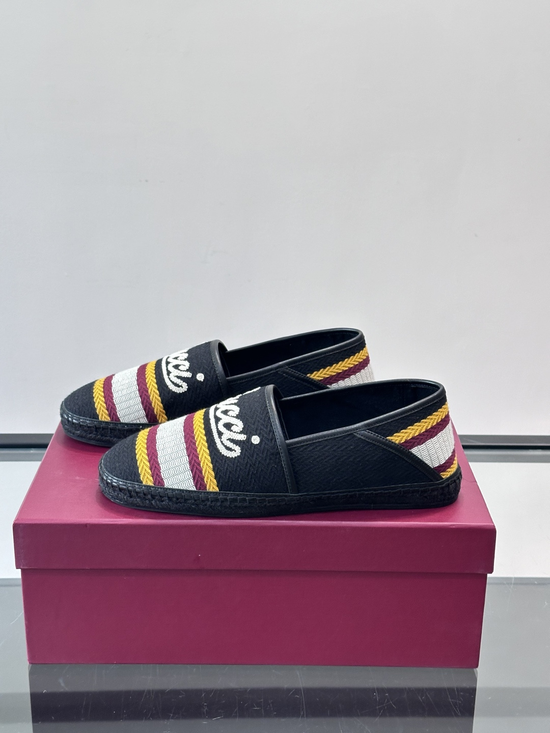 Gucci草编渔夫鞋，帆布鞋面+白色双G刺绣，搭配黄紫白三条纹，夏日氛围感拉满。鞋底是草编设计，轻便透气