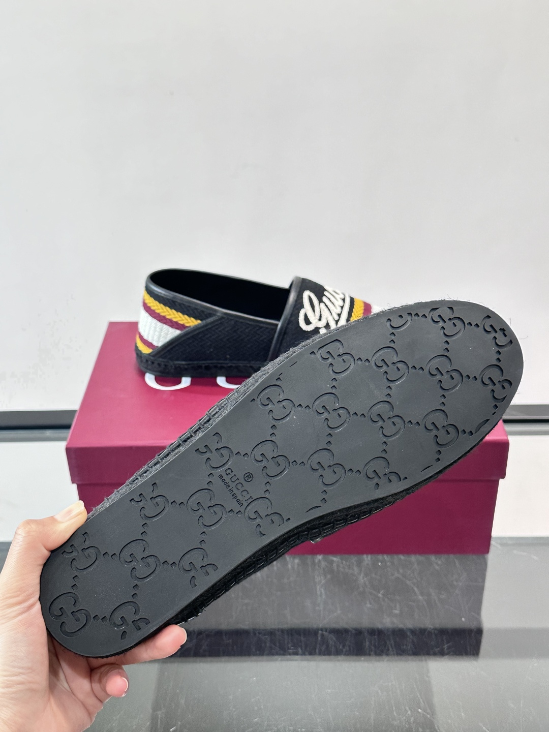 Gucci草编渔夫鞋，帆布鞋面+白色双G刺绣，搭配黄紫白三条纹，夏日氛围感拉满。鞋底是草编设计，轻便透气