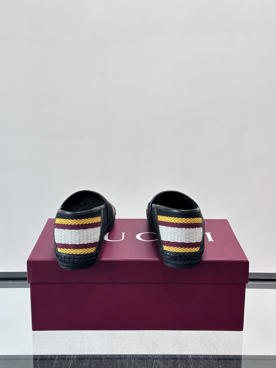 Gucci草编渔夫鞋，帆布鞋面+白色双G刺绣，搭配黄紫白三条纹，夏日氛围感拉满。鞋底是草编设计，轻便透气