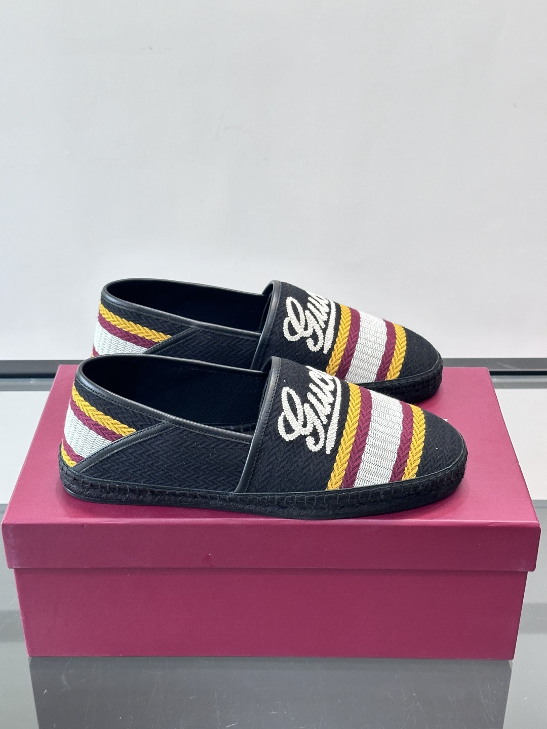 Gucci草编渔夫鞋，帆布鞋面+白色双G刺绣，搭配黄紫白三条纹，夏日氛围感拉满。鞋底是草编设计，轻便透气