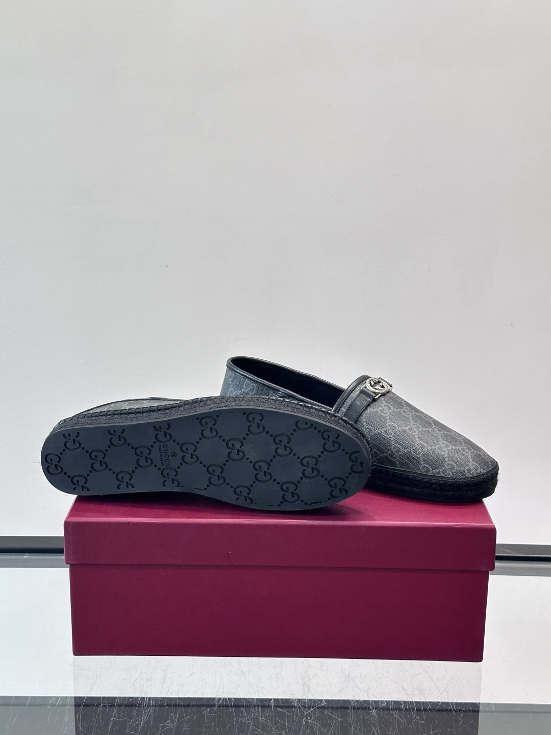 Gucci GG马衔扣渔夫鞋+Gucci这款GG马衔扣渔夫鞋，米色乌木色调搭配皮革饰边，复古优雅又有辨识