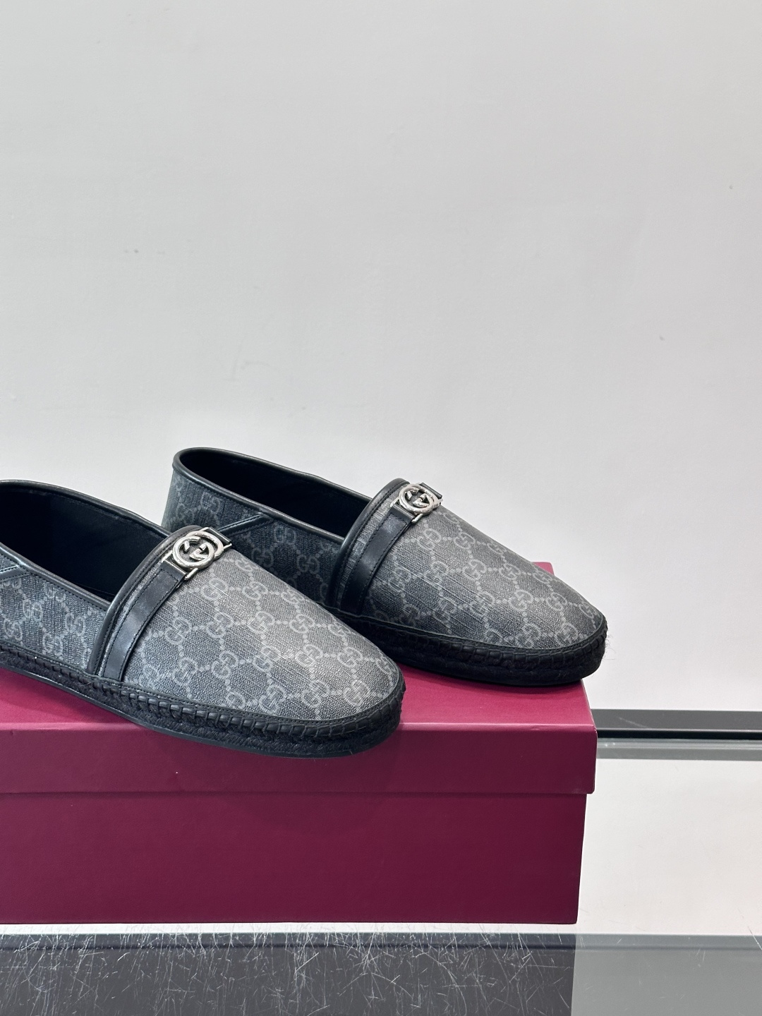 Gucci GG马衔扣渔夫鞋+Gucci这款GG马衔扣渔夫鞋，米色乌木色调搭配皮革饰边，复古优雅又有辨识