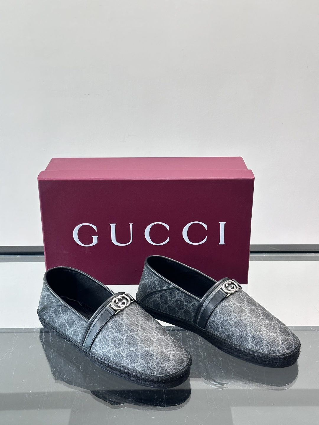 Gucci GG马衔扣渔夫鞋+Gucci这款GG马衔扣渔夫鞋，米色乌木色调搭配皮革饰边，复古优雅又有辨识