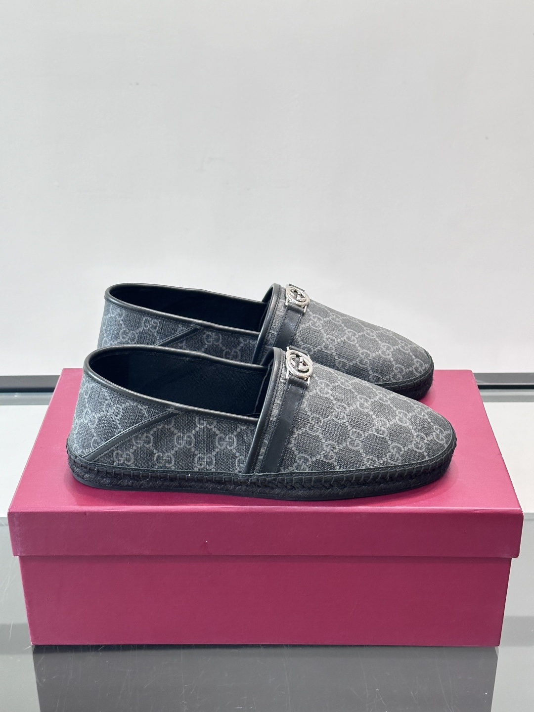 Gucci GG马衔扣渔夫鞋+Gucci这款GG马衔扣渔夫鞋，米色乌木色调搭配皮革饰边，复古优雅又有辨识