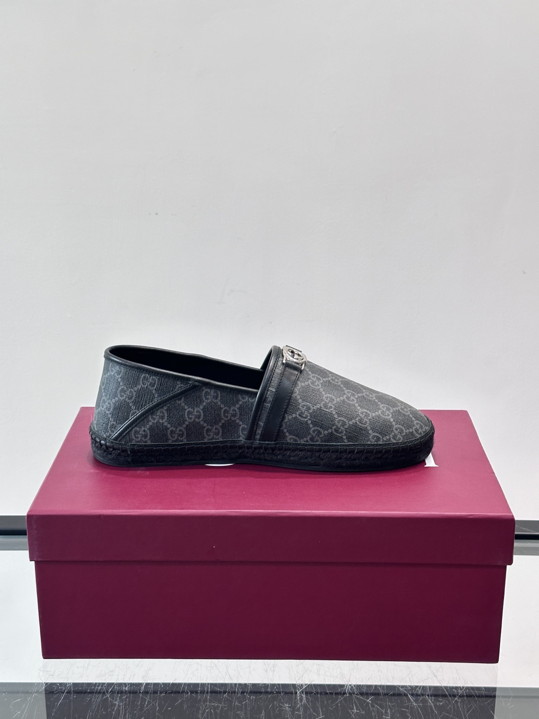 Gucci GG马衔扣渔夫鞋+Gucci这款GG马衔扣渔夫鞋，米色乌木色调搭配皮革饰边，复古优雅又有辨识