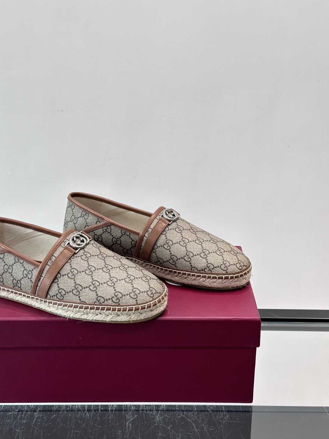 Gucci GG马衔扣渔夫鞋+Gucci这款GG马衔扣渔夫鞋，米色乌木色调搭配皮革饰边，复古优雅又有辨识