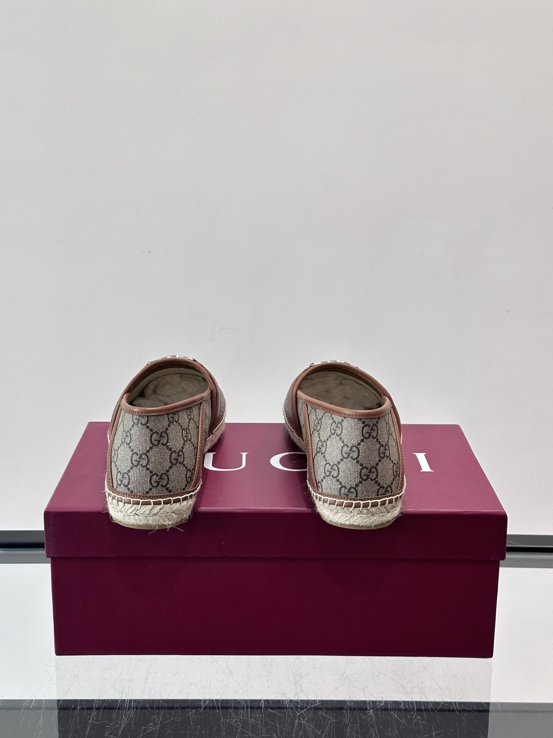 Gucci GG马衔扣渔夫鞋+Gucci这款GG马衔扣渔夫鞋，米色乌木色调搭配皮革饰边，复古优雅又有辨识