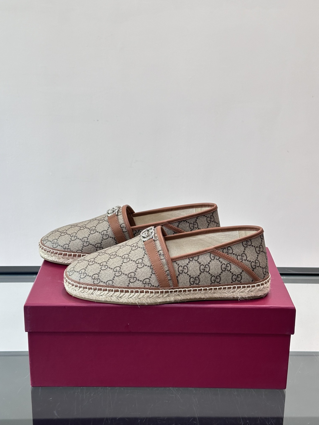 Gucci GG马衔扣渔夫鞋+Gucci这款GG马衔扣渔夫鞋，米色乌木色调搭配皮革饰边，复古优雅又有辨识